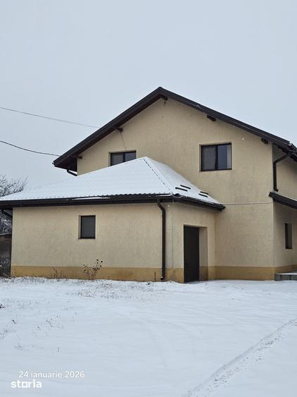 Casă cu 4 camere cu Teren 3000 Mp în Curtești