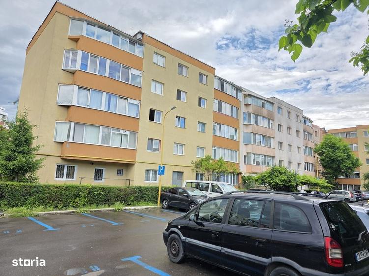 Apartament cu 3 camere decomandat în Astra