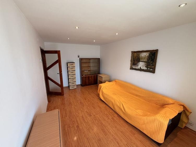 Apartament cu 3 camere decomandat în Sud