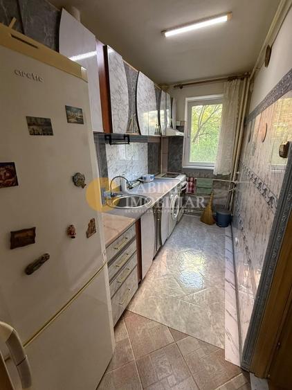 Apartament cu 3 camere semidecomandat, mobilat în Podu Roș