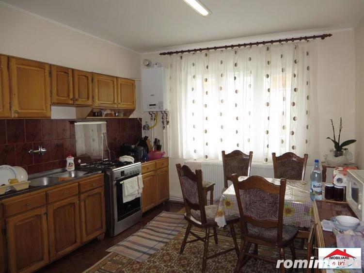Casă cu 7 camere cu Teren 195 Mp în Semicentral