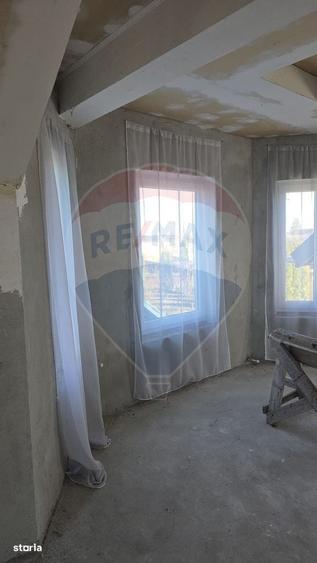 Casă cu 4 camere cu Teren 1300 Mp în Gălănești