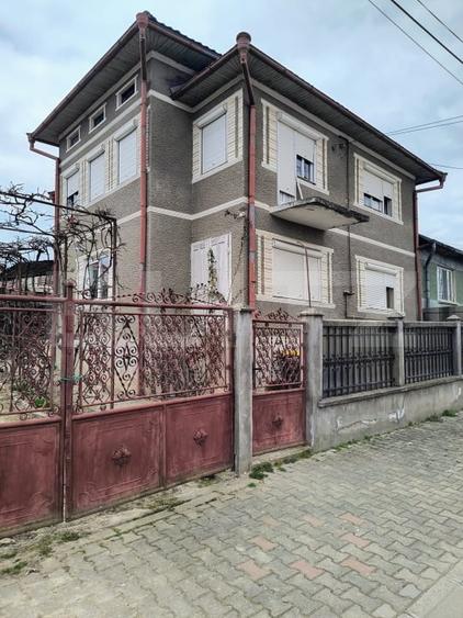 Casă individuală cu 5 camere cu Canalizare în Vest