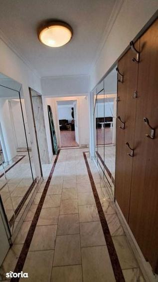 Apartament cu 3 camere decomandat în Titan
