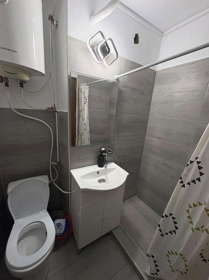 Apartament cu 3 camere decomandat în Craiovița Nouă