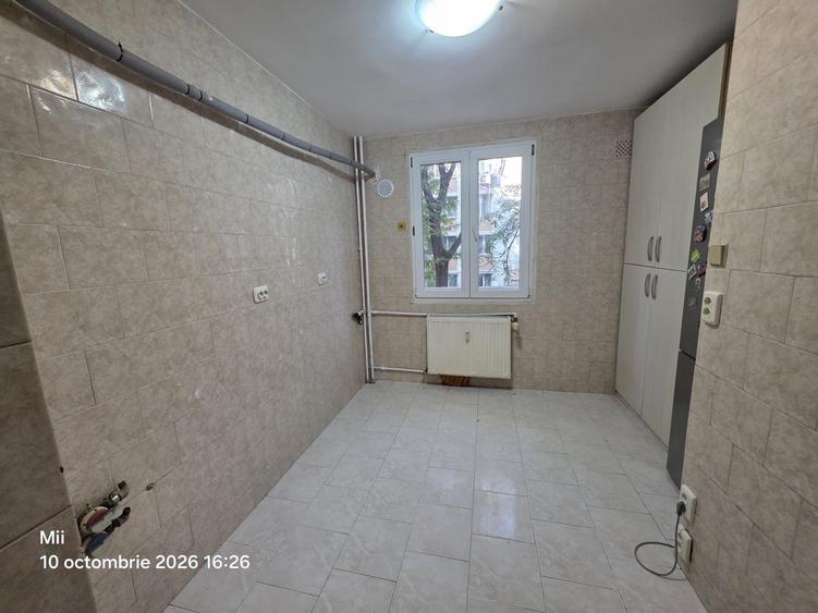 Apartament cu 3 camere decomandat în Drumul Taberei