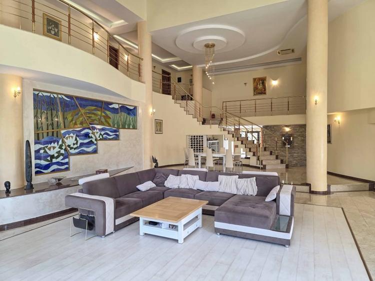 Casă individuală cu 13 camere cu Piscina în Slănic-Moldova