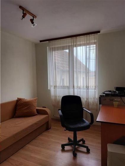 Casă individuală cu 8 camere cu Canalizare în Gai