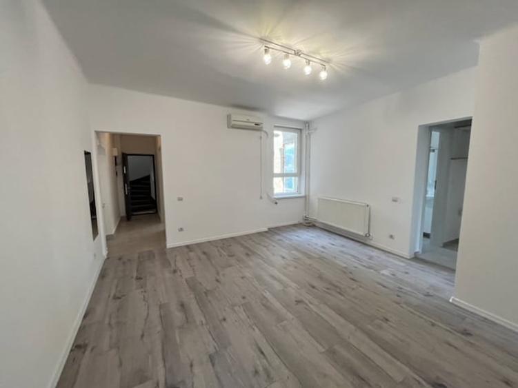 Apartament cu 3 camere semidecomandat în Dacia