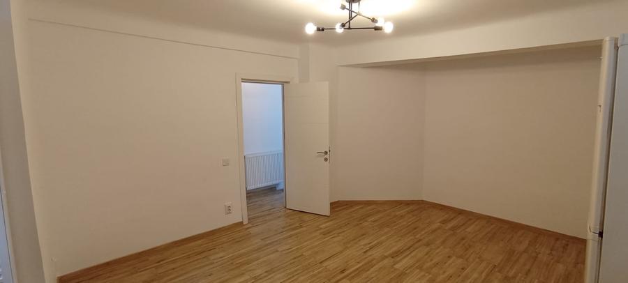 Apartament cu 7 camere decomandat în Cantemir