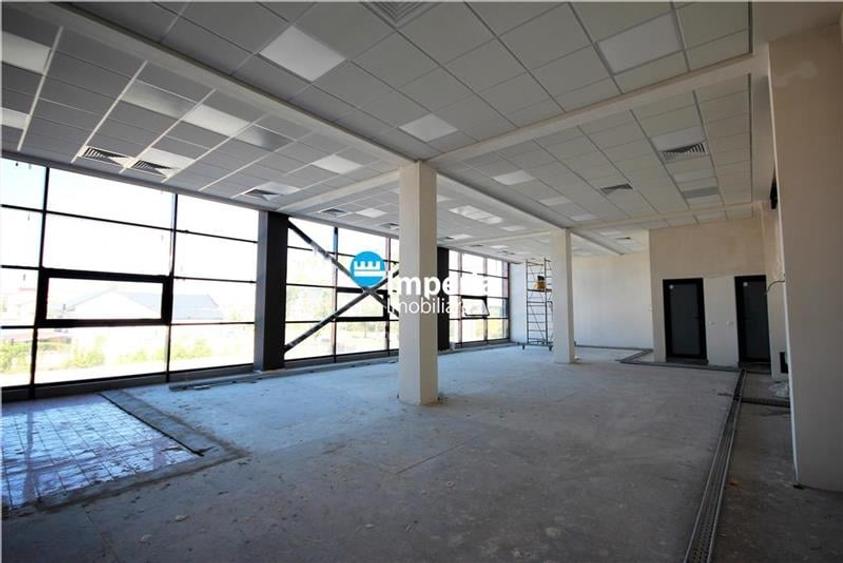 Spațiu comercial, de 1,200 mp, în Baza 3