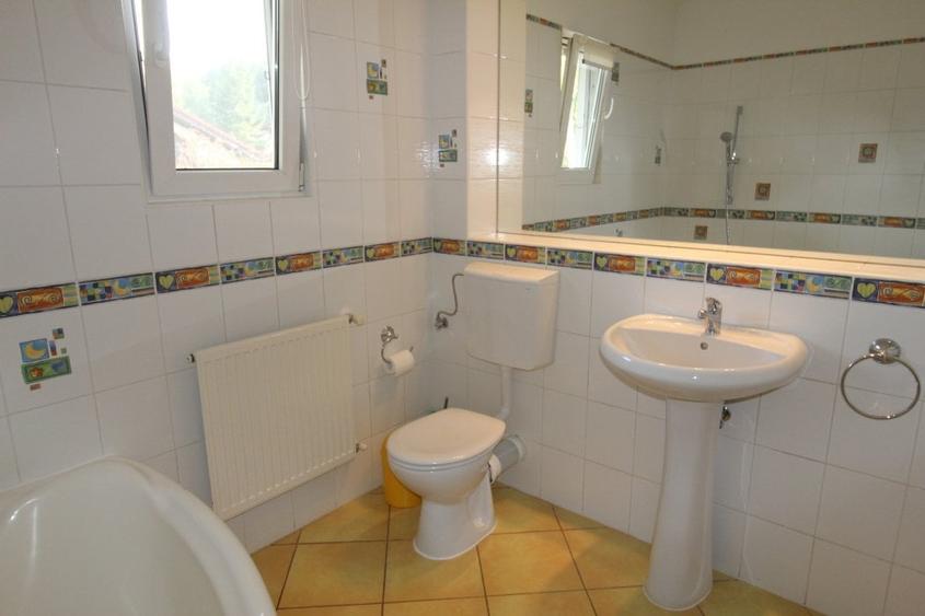 Casă cu 6 camere cu Teren 1064 Mp în Ostratu