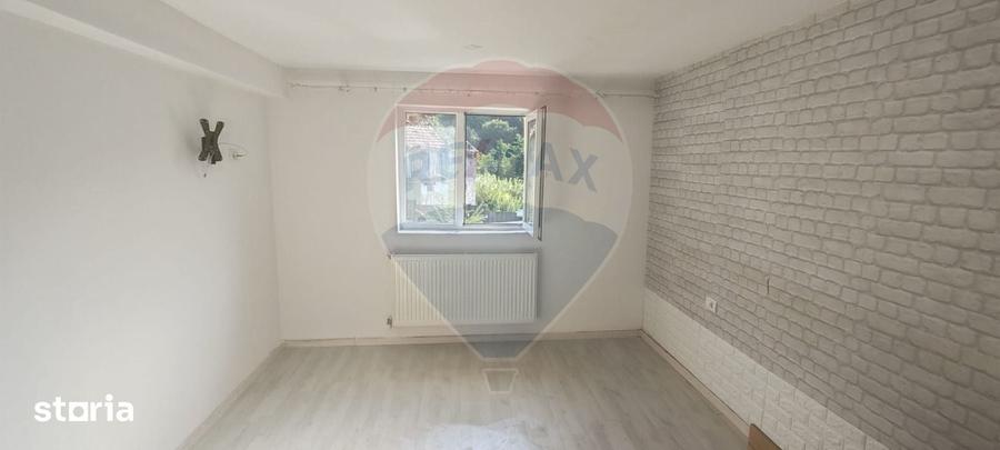 Casă cu 4 camere cu Teren 150 Mp în Schei