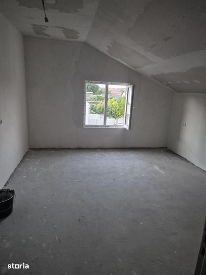 Casă cu 6 camere cu Teren 222 Mp în Lumina
