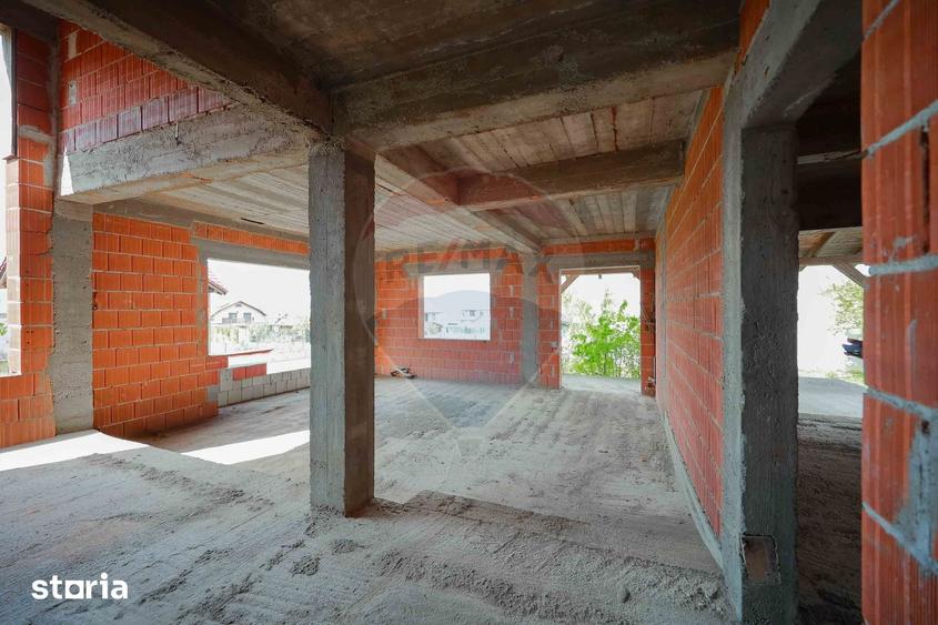 Casă cu 6 camere cu Teren 1013 Mp în Sânmartin