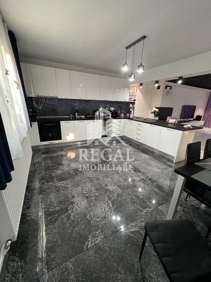Duplex cu 6 camere cu Canalizare în Strei
