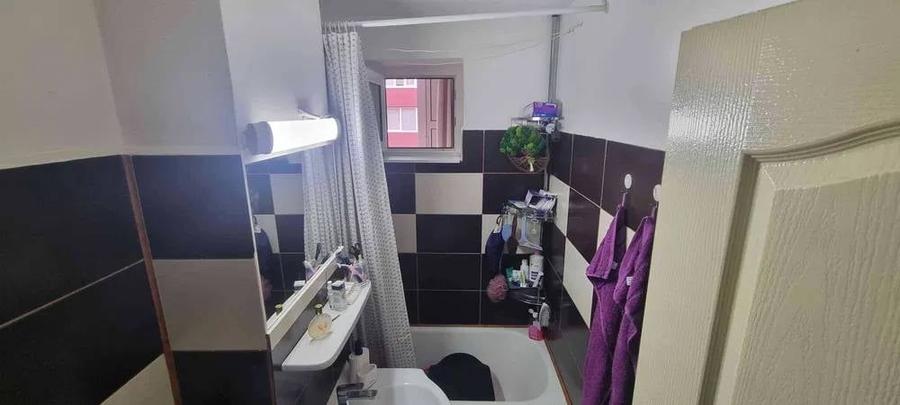 Apartament cu 3 camere decomandat în Florilor