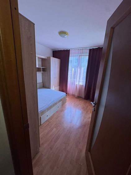 Apartament cu 3 camere semidecomandat în Berceni