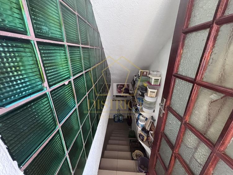 Casă individuală cu 7 camere cu Canalizare în Central