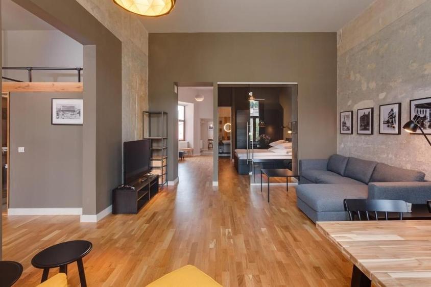 Apartament cu 3 camere semidecomandat, mobilat în Central