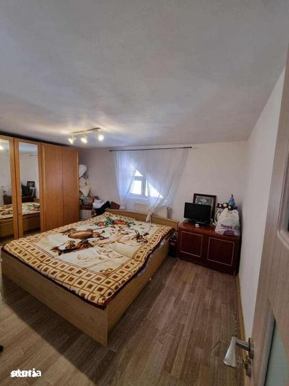 Casă cu 4 camere cu Teren 2000 Mp în Vlădești