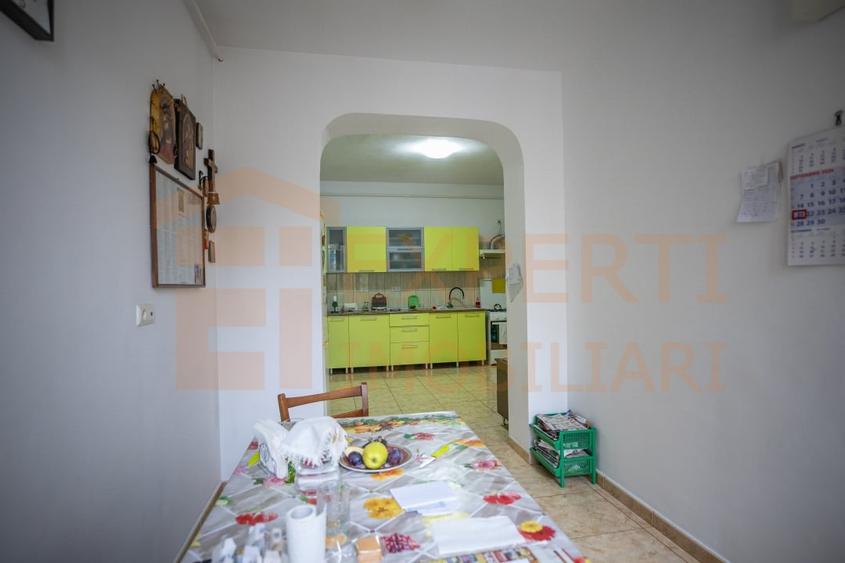 Casă individuală cu 8 camere cu Canalizare în Ultracentral
