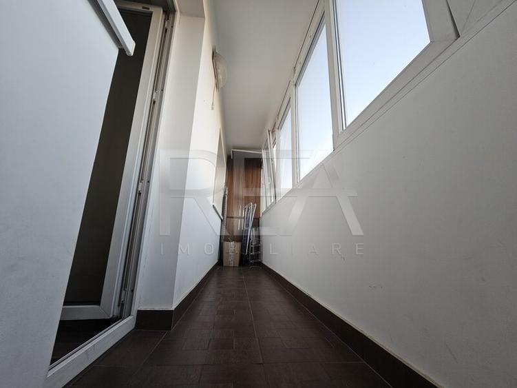 Apartament cu 3 camere semidecomandat, mobilat în Văcăresti