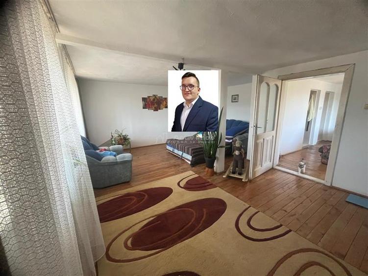 Casă individuală cu 8 camere cu Canalizare în Periferie