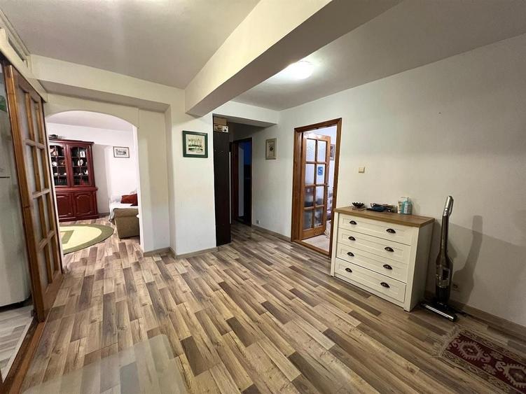Apartament cu 4 camere decomandat în Central