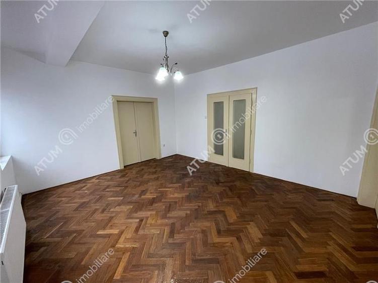 Apartament cu 4 camere decomandat în Central