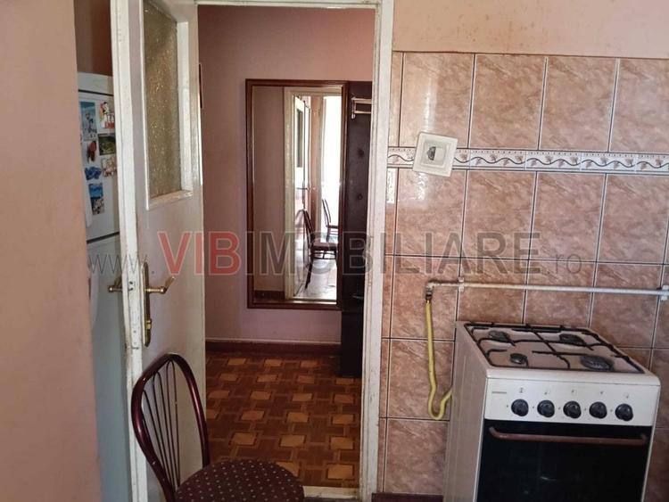 Apartament cu 3 camere semidecomandat în Girocului