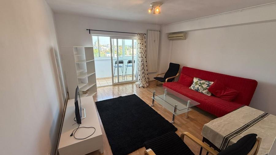 Apartament cu 3 camere decomandat, mobilat în P-ța Victoriei