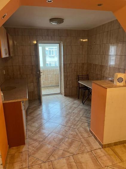 Apartament cu 3 camere decomandat, mobilat în Balș