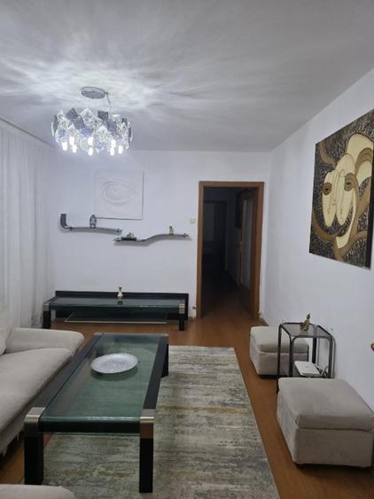 Apartament cu 4 camere semidecomandat în Militari