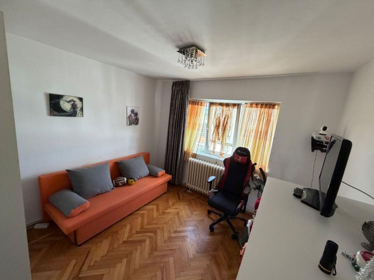 Apartament cu 3 camere decomandat în Cetate
