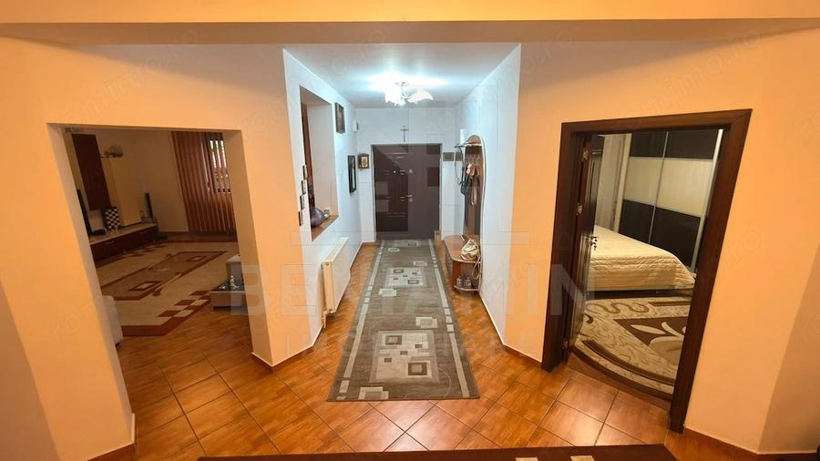 Casă cu 8 camere cu Teren 741 Mp în Central