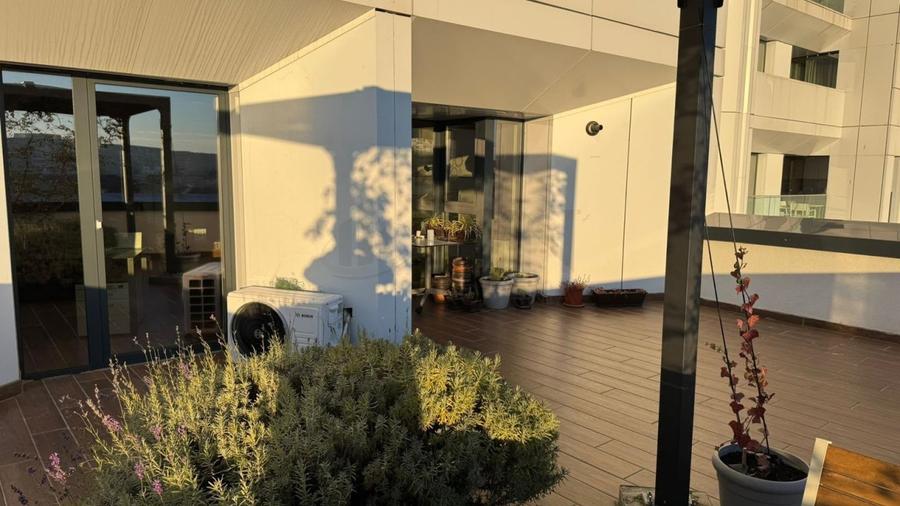 Apartament cu 4 camere semidecomandat în Barbu Văcărescu