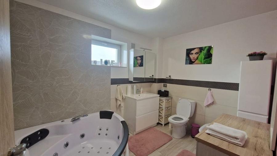 Apartament cu 3 camere în Cetate