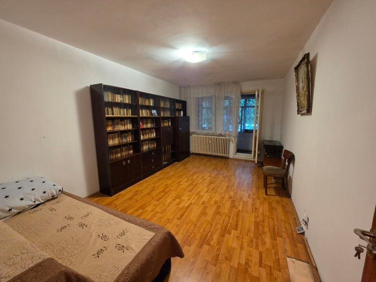 Apartament cu 3 camere decomandat în Dristor