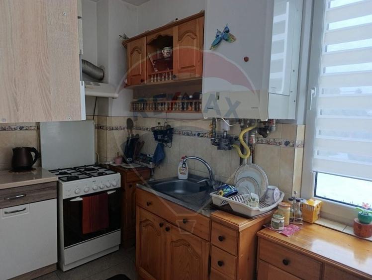 Casă individuală cu 5 camere cu Teren 343 Mp în Est
