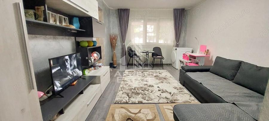 Apartament cu 3 camere semidecomandat, mobilat în Micro 4