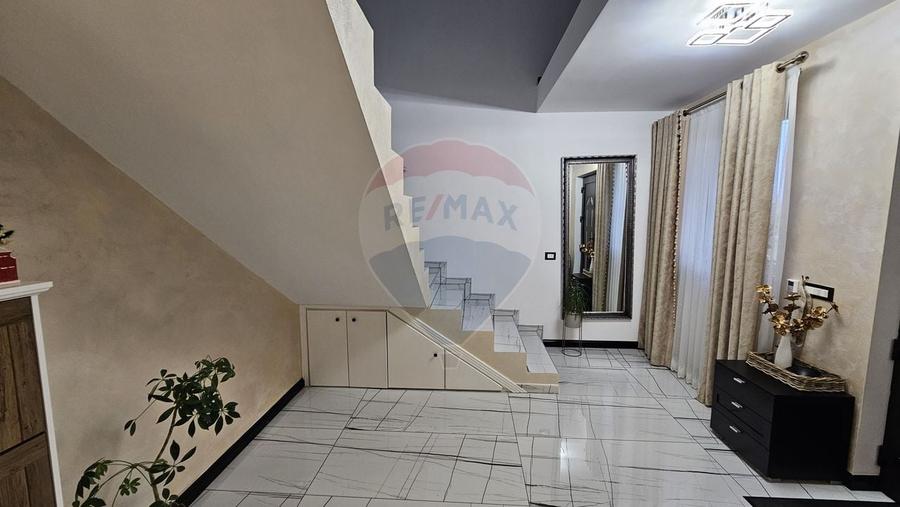 Casă cu 5 camere cu Teren 2500 Mp în Moara Nica