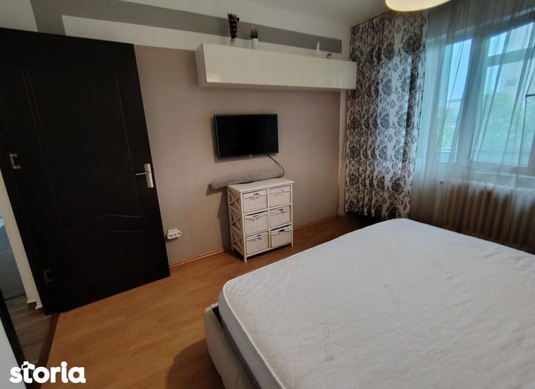Apartament cu 3 camere semidecomandat în Podu Roș