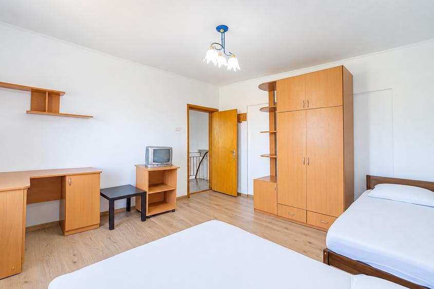 Casă individuală cu 11 camere cu Canalizare în Central