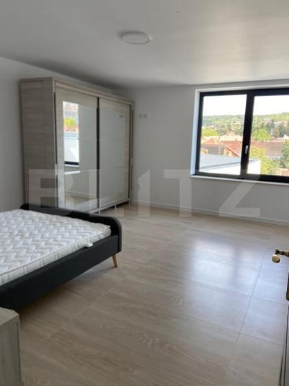 Apartament cu 3 camere decomandat, mobilat în Central