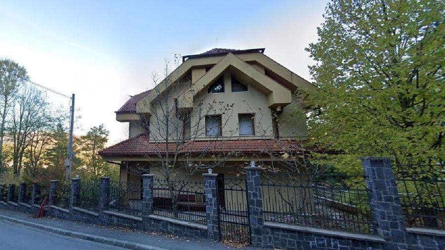 Casă individuală cu 9 camere cu Teren 1512 Mp în Central