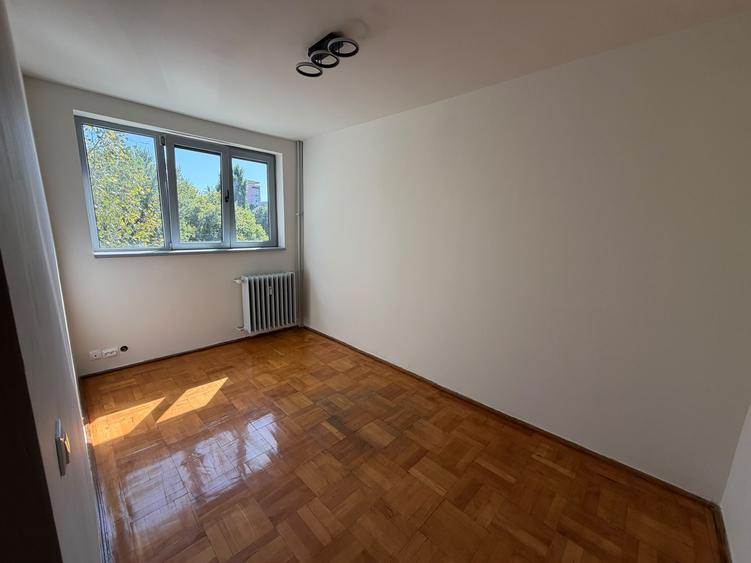 Apartament cu 3 camere semidecomandat în Titan