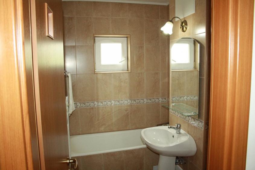 Apartament cu 3 camere decomandat, mobilat în Central