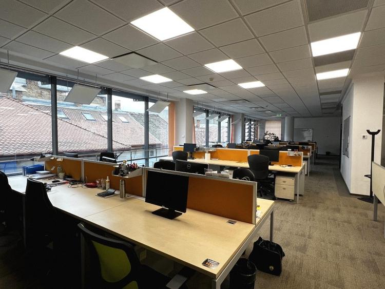 Birou, de 375 mp, în Central