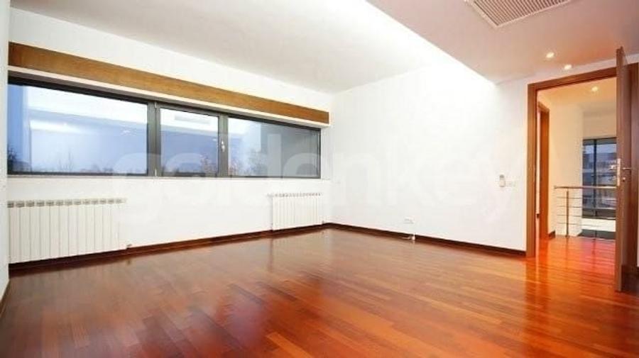 Apartament cu 3 camere semidecomandat în Herăstrău